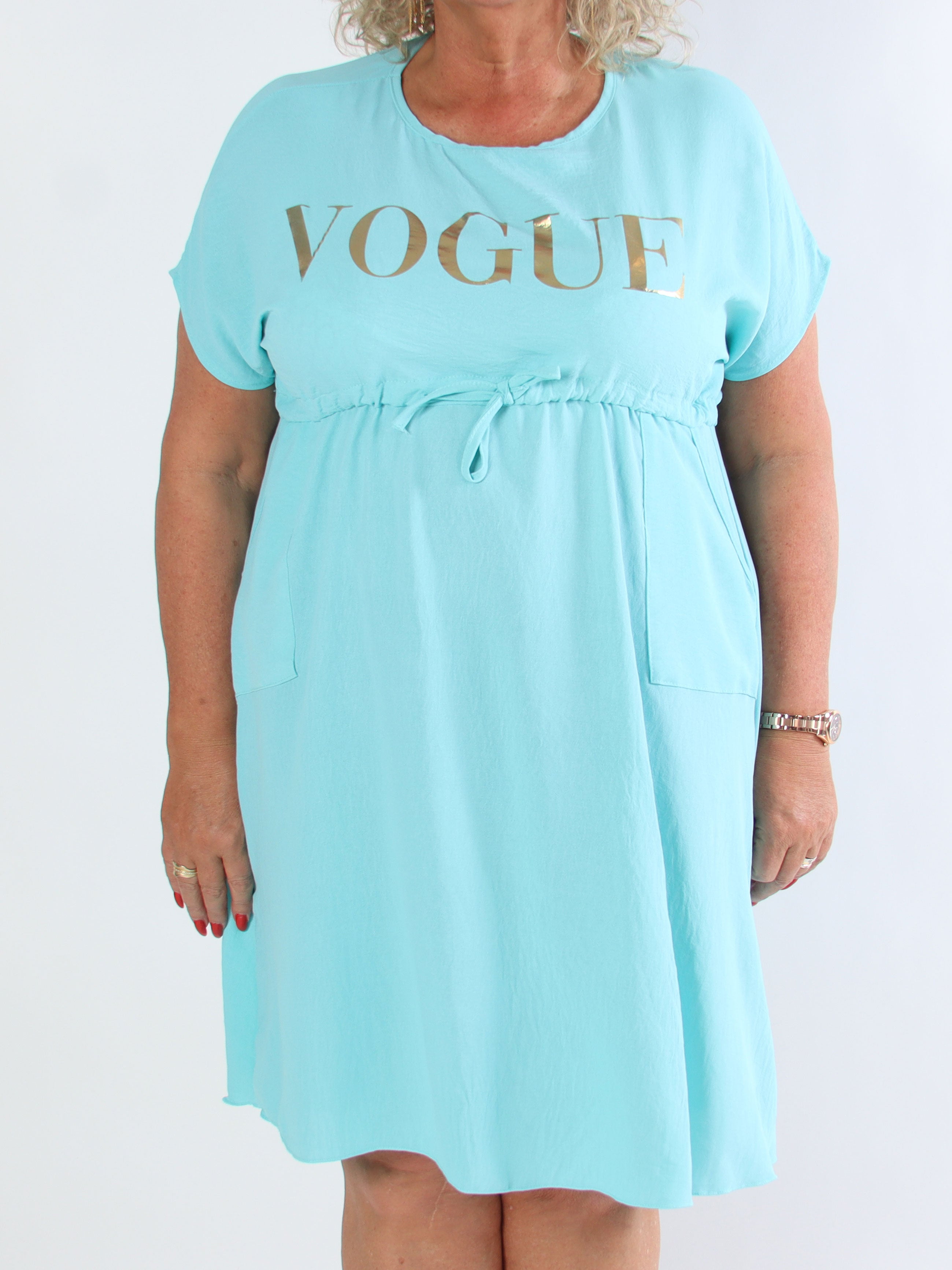 Ada - Sød plus size kjole med vogue henover brystet